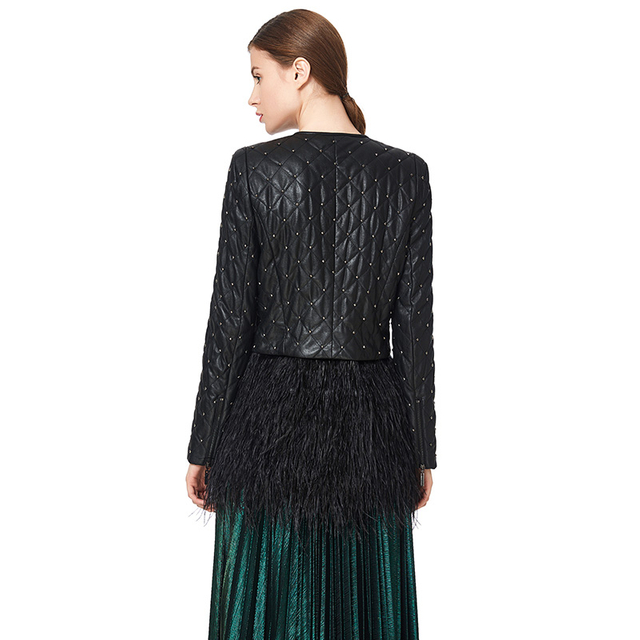 J110女装仿皮铆钉和可拆卸鸵鸟毛装饰绗缝短夹克 