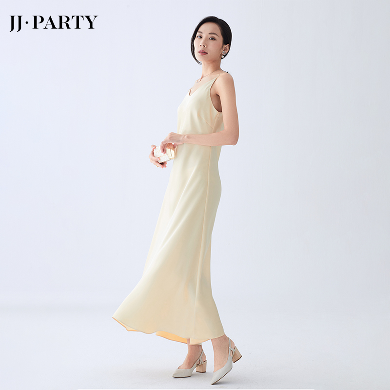 A410 女装纯色缎布吊带A 字长连衣裙