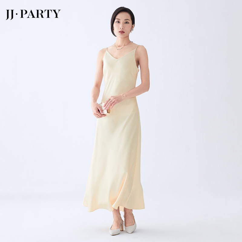A410 女装纯色缎布吊带A 字长连衣裙