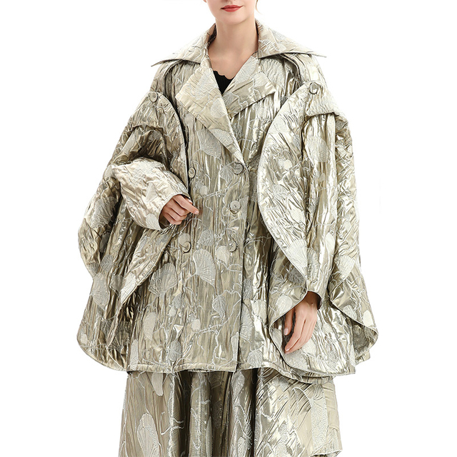 C142 女士泡泡提花金属布缺角领超大荷叶边设计双排扣大衣