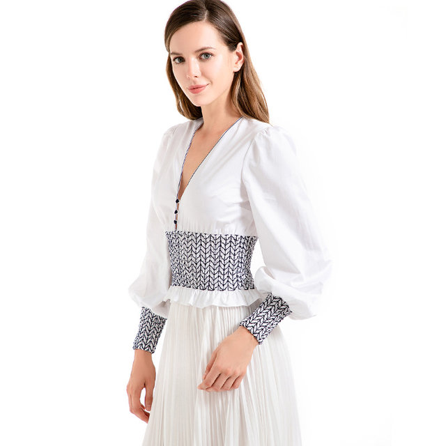 T032 女士纯色 V 领橡筋线抽褶细节长泡泡袖衬衫